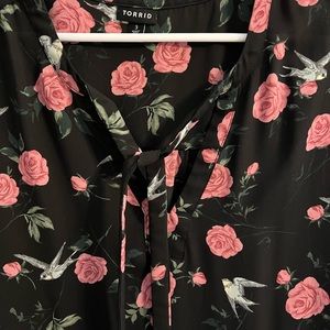 Blouse with tie at neck